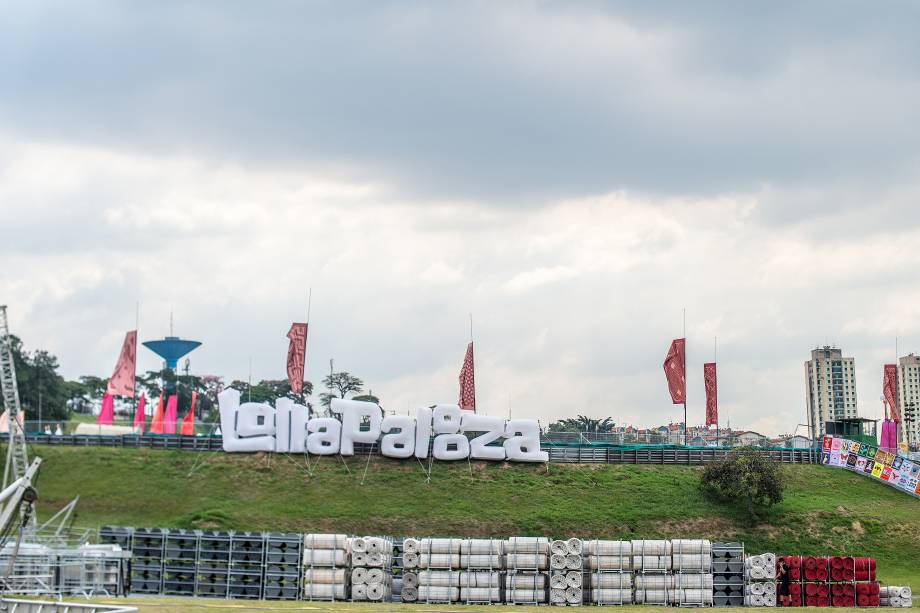 Últimos preparativos para o Lollapalooza 2017 no autódromo de Interlagos, Zona Sul de São Paulo