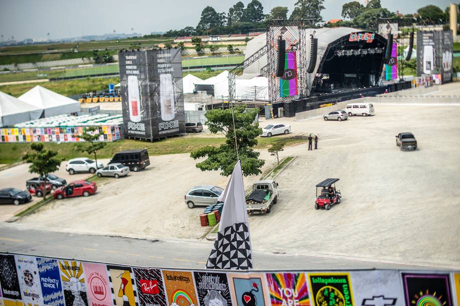 Últimos preparativos para o Lollapalooza 2017 no autódromo de Interlagos, Zona Sul de São Paulo