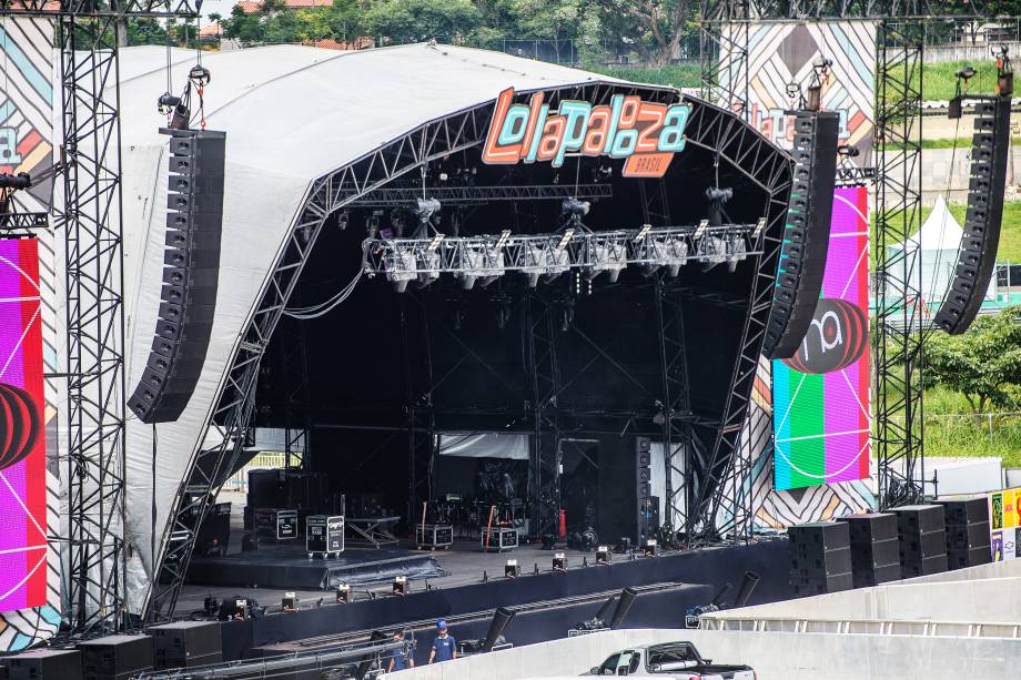 Últimos preparativos para o Lollapalooza 2017 no autódromo de Interlagos, Zona Sul de São Paulo