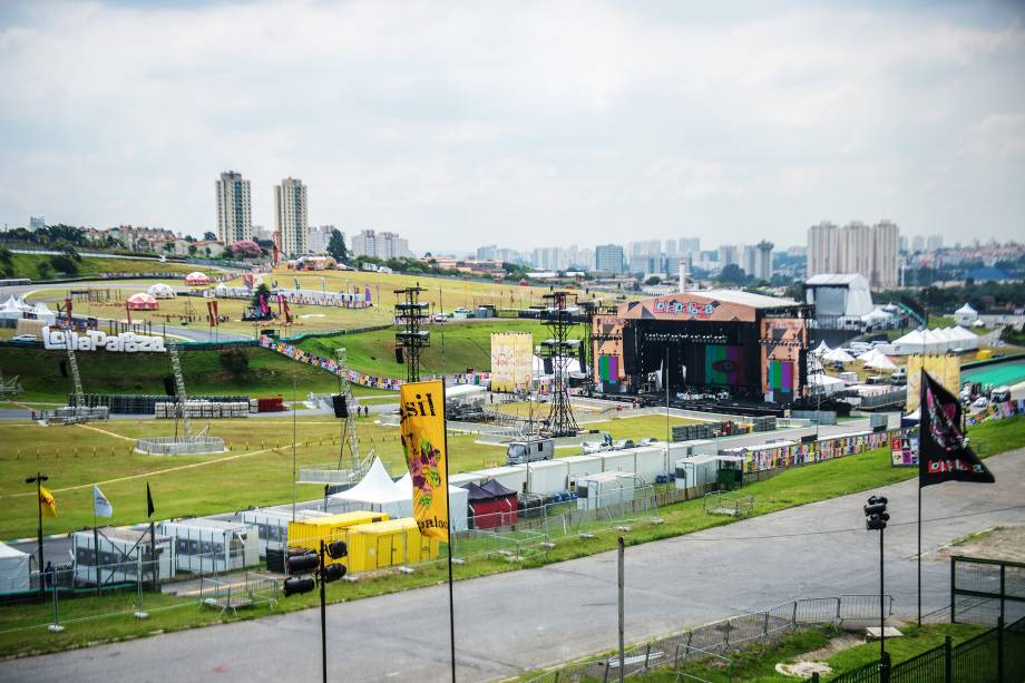 Últimos preparativos para o Lollapalooza 2017 no autódromo de Interlagos, Zona Sul de São Paulo