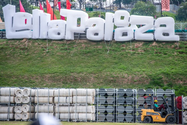 Últimos preparativos para o Lollapalooza 2017 no autódromo de Interlagos, Zona Sul de São Paulo