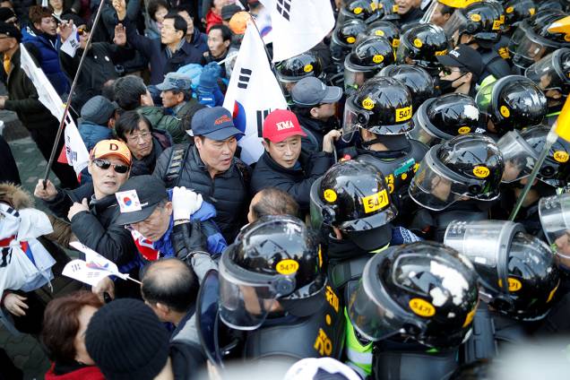 Manifestantes que protestam a favor da presidente afastada Park Geun-hye entram em confronto com a polícia em Seul, Coreia do Sul