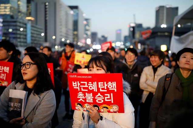 Manifestantes protestam contra a presidente Park Geun-hye, na Coreia do Sul