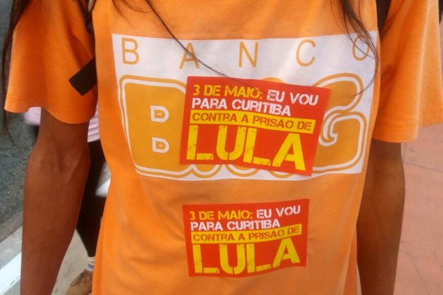 Na Avenida Paulista, manifestante usa camiseta se opondo à prisão de Lula, durante protesto das centrais sindicais e movimentos sociais contra a terceirização e as reformas da previdência e trabalhista, propostas pelo governo Michel Temer - 31/03/2017