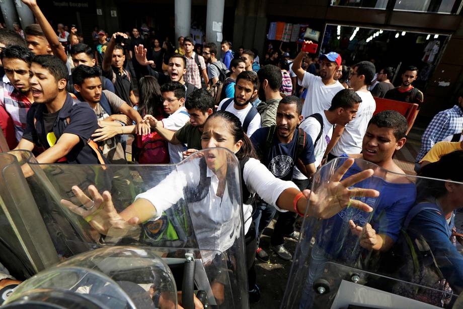 Manifestantes e guarda nacional bolivariano entram em confronto em frente à Suprema Corte de Caracas, na Venezuela - 31/03/2017