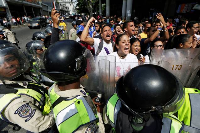 Manifestantes e guarda nacional bolivariano entram em confronto em frente à Suprema Corte de Caracas, na Venezuela - 31/03/2017