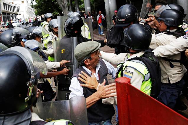 Manifestantes e guarda nacional bolivariano entram em confronto em frente à Suprema Corte de Caracas, na Venezuela - 31/03/2017