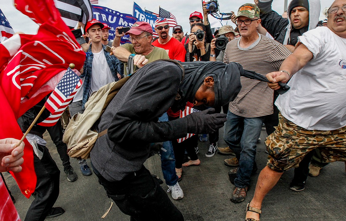 Manifestante que protestava contra Donald Trump é agredido por apoiador do presidente dos Estados Unidos, durante protesto em Huntington Beach, na Califórnia