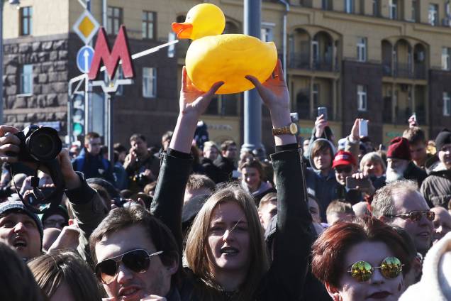 Manifestante levanta um pato de borracha durante protesto anti-corrupção em Moscou