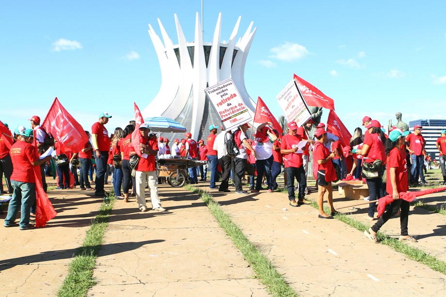 Movimentos sociais e de trabalhadores protestam em Brasília contra as reformas na Previdência propostas pelo governo Michel Temer - 15/03/2017