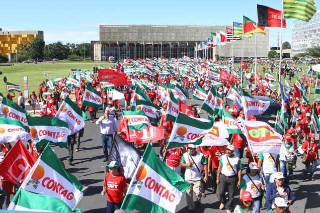 Movimentos sociais e de trabalhadores protestam em Brasília contra as reformas na Previdência propostas pelo governo Michel Temer - 15/03/2017
