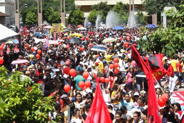 Manifestantes em Belo Horizonte, Minas Gerais, se concentram na Praça da Estação para protestar contra às reformas trabalhista e da previdência propostas pelo governo Michel Temer - 15/03/2017