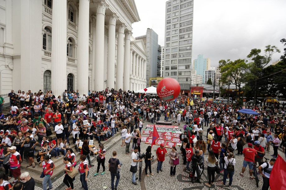 Manifestantes protestam na Praça Santos Andrade, em Curitiba, Paraná, contra as reformas trabalhista e da Previdência propostas pelo governo Michel Temer - 15/03/2017