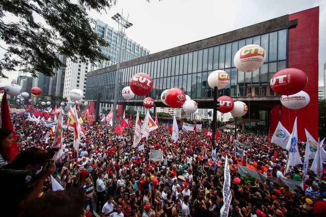 Manifestantes ocupam a avenida Paulista durante protesto contra as reformas trabalhista e da Previdência propostas pelo governo Michel Temer - 15/03/2017