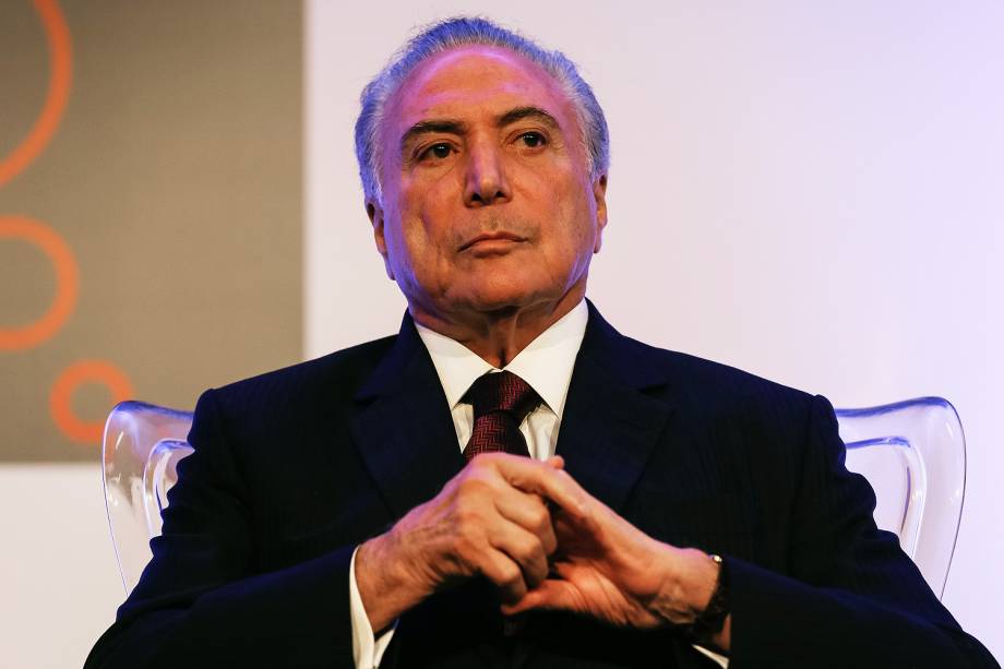 Michel Temer - então vice de Dilma Rousseff - assumiu a presidência da República indiretamente em 2016 após a petista sofrer processo de impeachment na metade do segundo mandato. Temer recebeu de presente do São Paulo, uma camiseta com o número 15, em 2017.