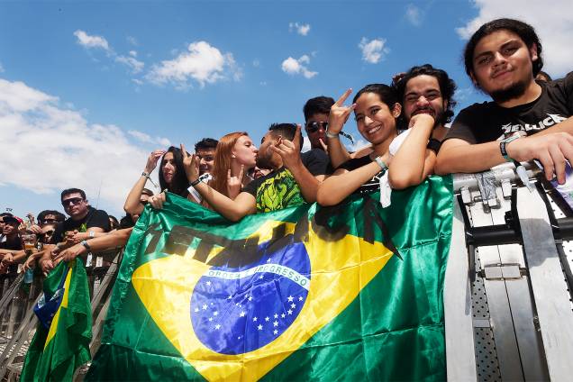 Fãs de Metallica aguardam na grade do palco principal pelo show mais esperado do primeiro dia da 6ª edição do Lollapalooza Fãs de Metallica aguardam na grade do palco principal pelo show mais esperado do primeiro dia da 6ª edição do Lollapalooza