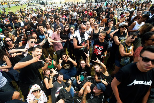Fãs de Metallica aguardam desde a abertura dos portões na grade do palco principal pelo show mais esperado do primeiro dia da 6ª edição do Lollapalooza