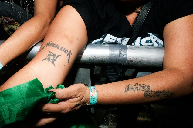 Paixão por Metallica tatuada no braço de um fã da banda de heavy metal, no primeiro dia da 6ª  edição do Lollapalooza