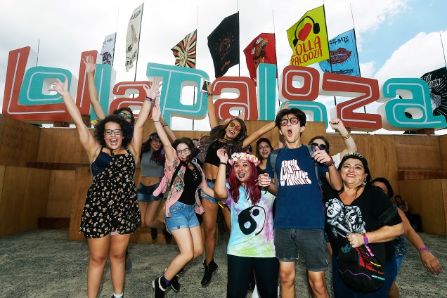 Público chega para a 6ª edição do Lollapalooza no autódromo de Interlagos