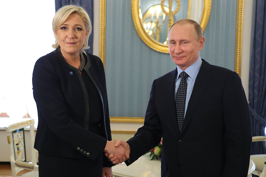 Presidente russo Vladimir Putin recebe candidata à presidência da França, Marina Le Pen