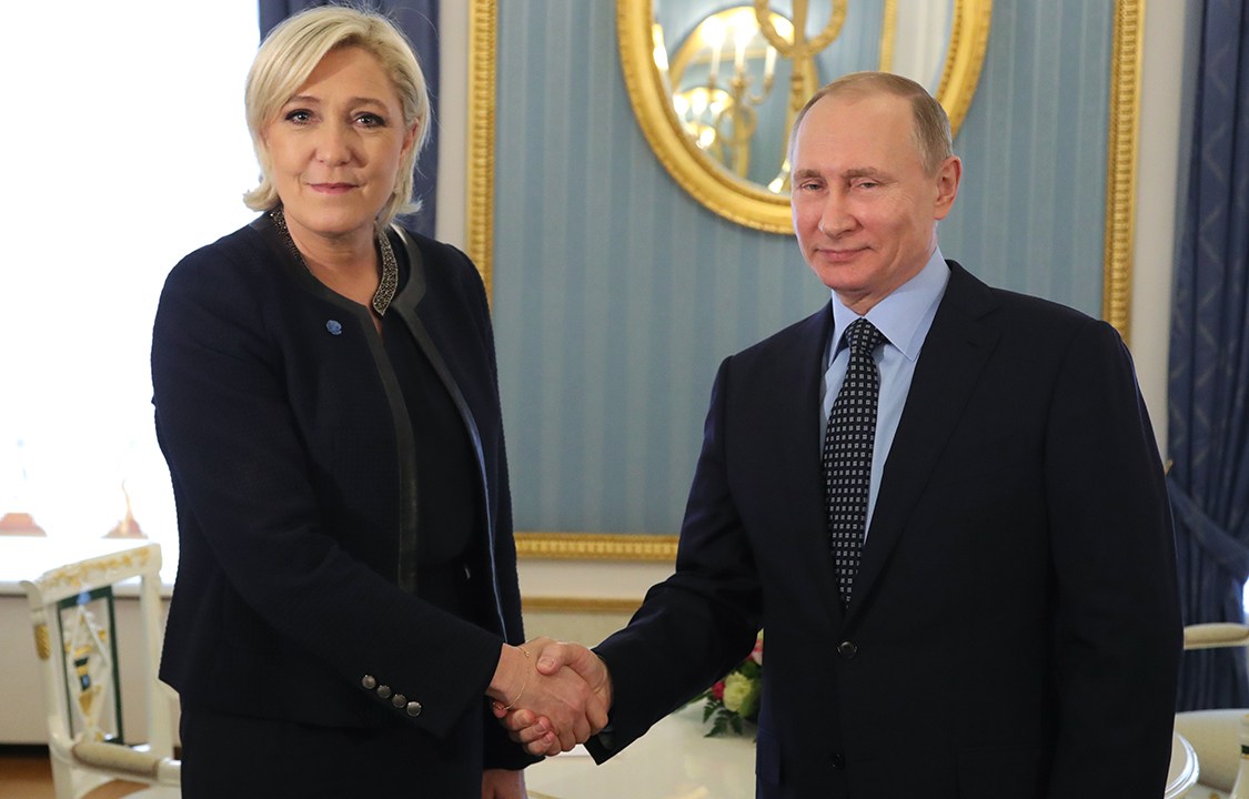 Presidente russo Vladimir Putin recebe candidata à presidência da França, Marina Le Pen