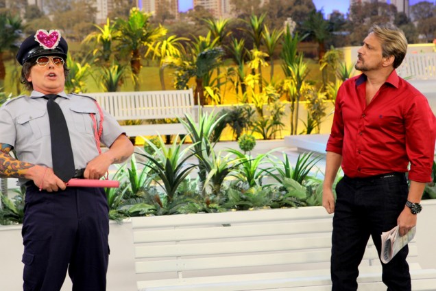 Guarda Juju (Iran Santos) e Marcelo de Nóbrega durante programa comemorativo de 30 anos de 'A Praça É Nossa'