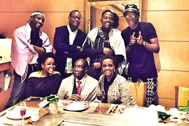 Robert Mugabe, presidente do Zimbábue, e seus filhos Bona, Robert e Chatunga, e a esposa, Grace