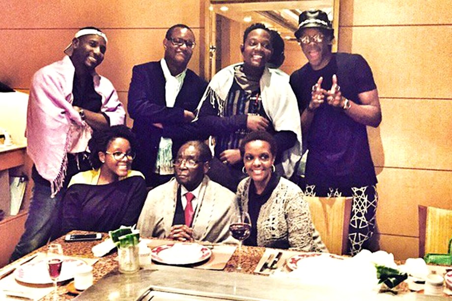 Robert Mugabe, presidente do Zimbábue, e seus filhos Bona, Robert e Chatunga, e a esposa, Grace
