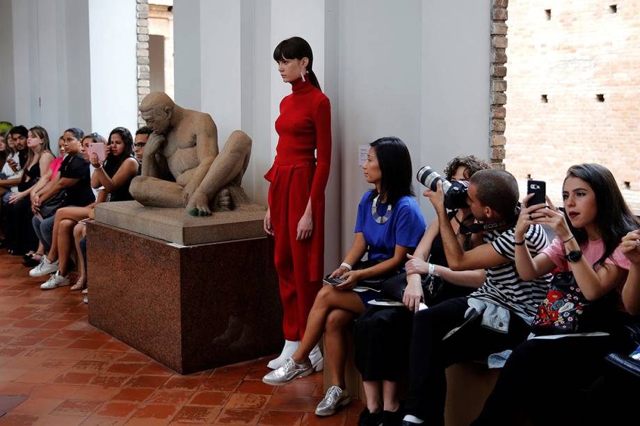 Modelo desfila durante apresentação da estilista Uma Raquel Davidowicz, na São Paulo Fashion Week