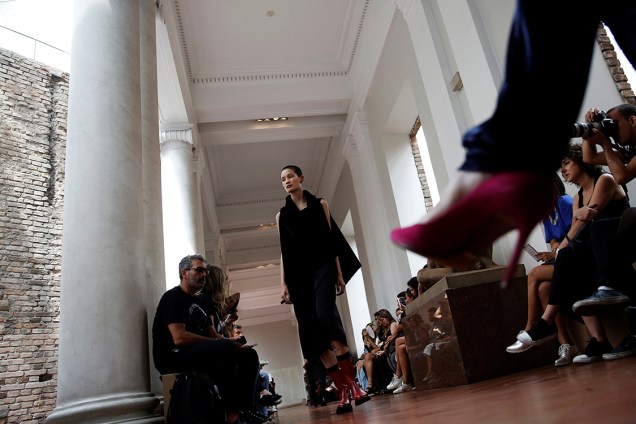 Modelo desfila durante apresentação da estilista Uma Raquel Davidowicz, na São Paulo Fashion Week