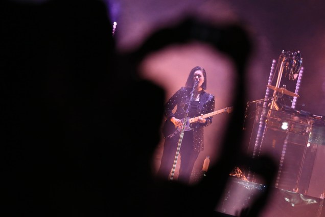 Romy Madley Croft da banda britânica The xx, na primeira noite do Lollapalooza, no autódromo de Interlagos