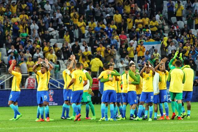 Jogadores da seleção brasileira comemoram vitória sobre o Paraguai no Itaquerão Jogadores da seleção brasileira comemoram vitória sobre o Paraguai no Itaquerão