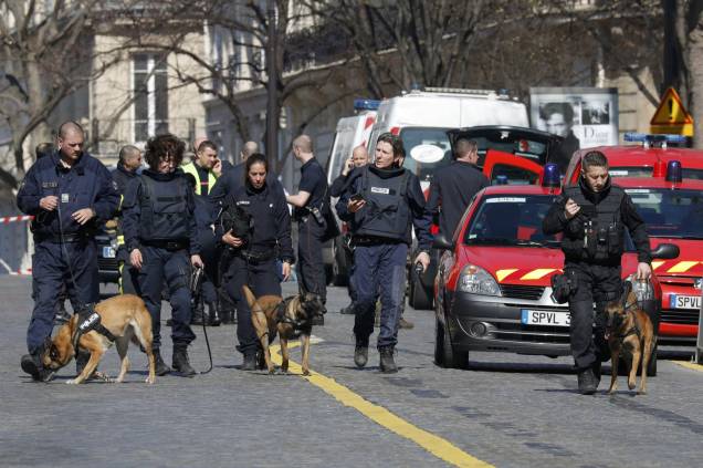 Equipes de segurança trabalham no local de uma explosão no edifício do FMI em Paris - 16/03/2017 Equipes de segurança trabalham no local de uma explosão no edifício do FMI em Paris - 16/03/2017