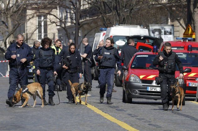 Equipes  de segurança trabalham no local de uma explosão no edifício do FMI em Paris - 16/03/2017