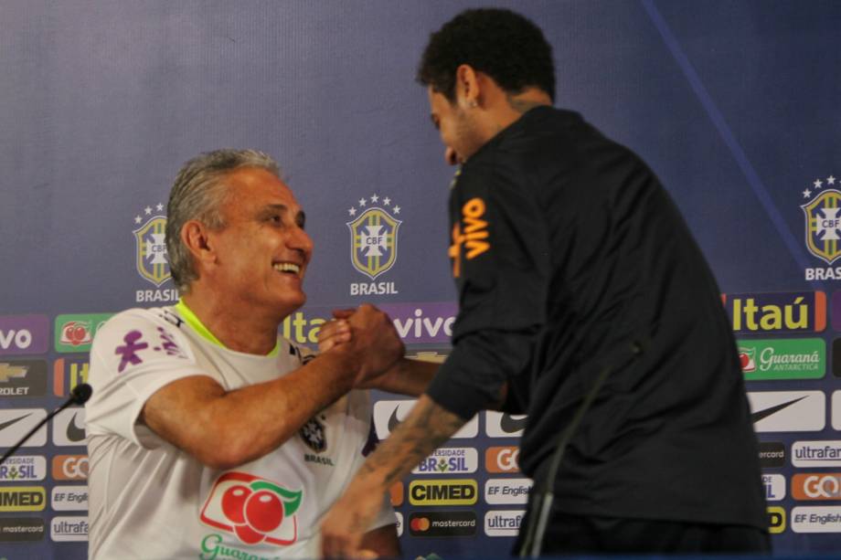 Neymar e Tite durante coletiva de imprensa para a partida contra o Paraguai