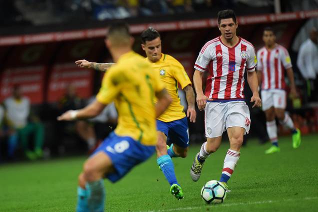 Philippe Coutinho marca o primeiro gol do Brasil na vitória sobre o Paraguai p Philippe Coutinho marca o primeiro gol do Brasil na vitória sobre o Paraguai p