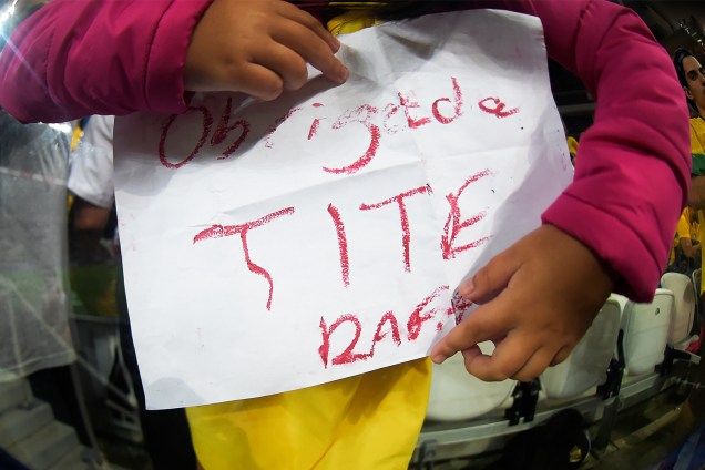 Torcida homenageia Tite no Itaquerão durante partida contra o Paraguai