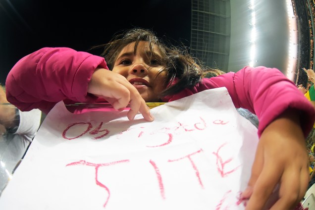 Torcida homenageia Tite no Itaquerão durante partida contra o Paraguai
