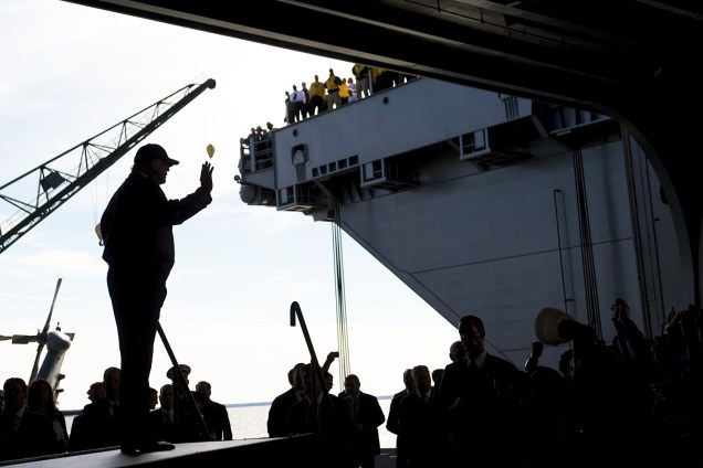 O presidente dos Estados Unidos, Donald Trump, visita o Centro de Direção de Combate no porta-aviões USS Gerald R. Ford, em Newport News, Virgínia - 02/03/2017