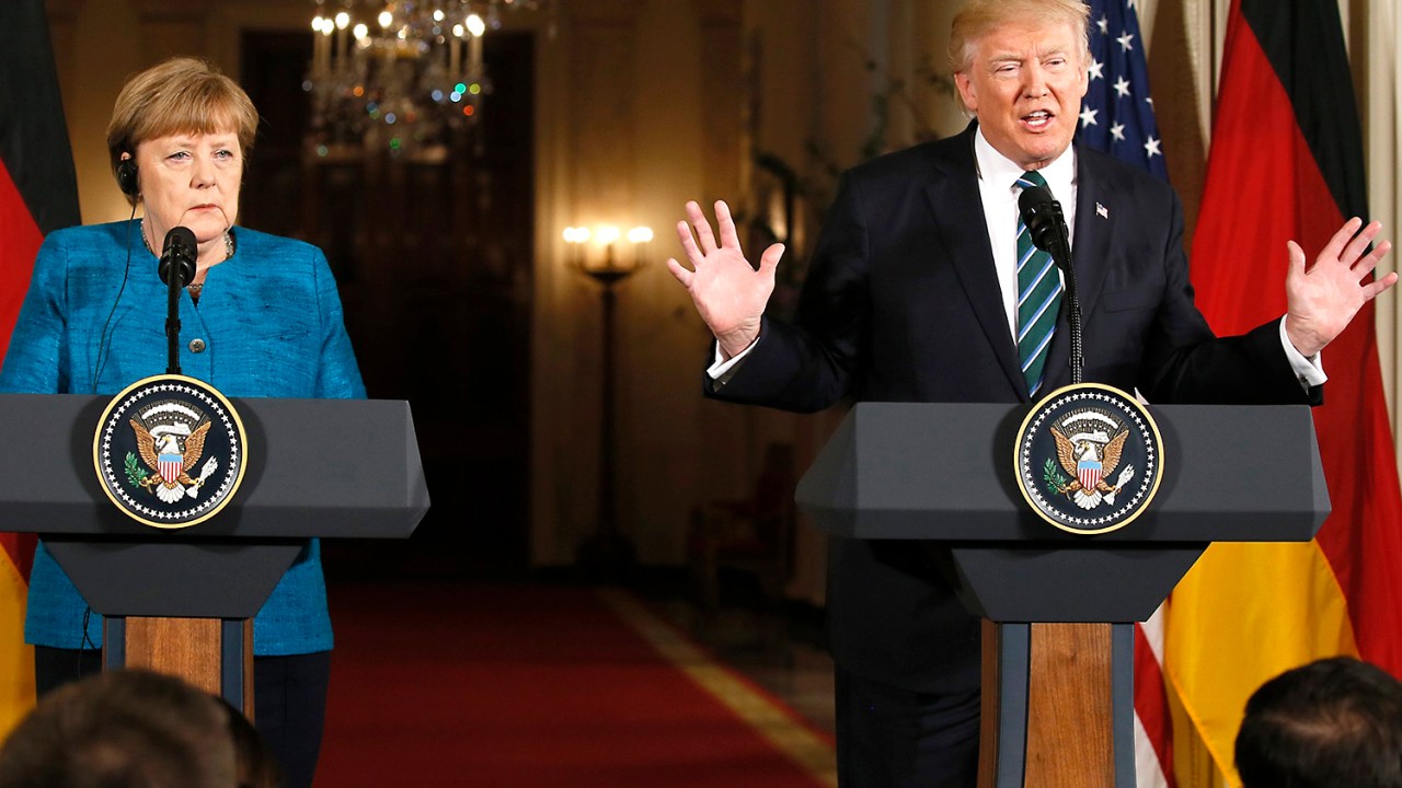 O presidente dos Estados Unidos, Donald Trump, e a chanceller da Alemanha, Angela Merkel, em conferência na Casa Branca, em Washington, D.C. - 17/03/2017