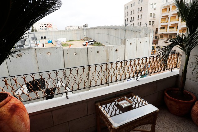 Imagem capturada a partir de uma das janelas do hotel Walled Off, aberto pelo artista britânico Banksy, na Cisjordânia - 03/03/2017