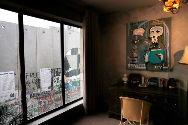 Imagem capturada a partir de um dos quartos do recém-inaugurado hotel Walled Off, localizado na Cisjordânia - 03/03/2017