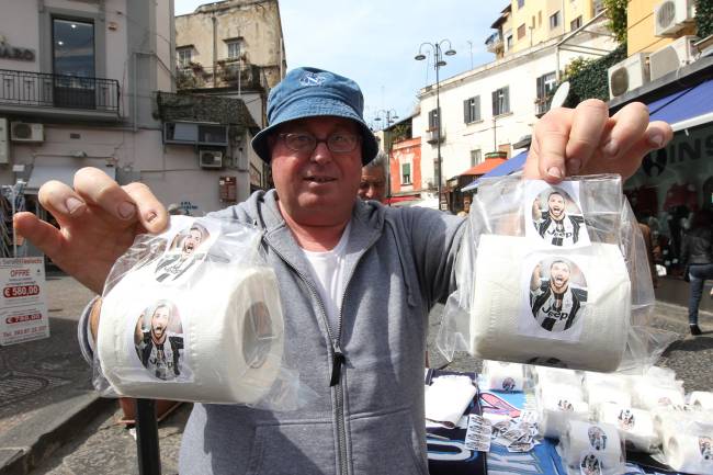 Comerciante vende papel higiênico com retrato de Higuaín, em protesto contra a saída do jogador do time do Nápoli pelo Juventus