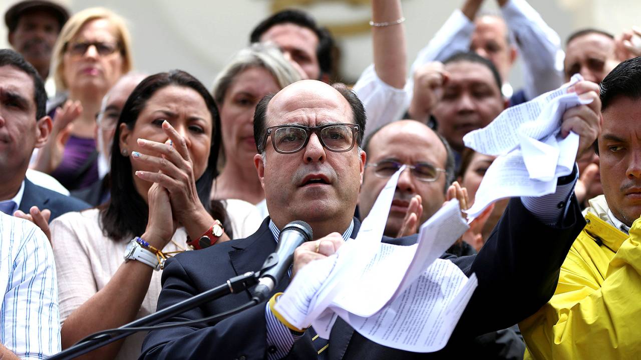 Julio Borges, presidente da Assembleia Nacional e deputado da coalizão de partidos da oposição (MUD), rasga cópia da sentença proferida pela Corte Suprema da Venezuela, em Caracas, Venezuela - 30/03/2017