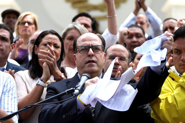Julio Borges, presidente da Assembleia Nacional e deputado da coalizão de partidos da oposição (MUD), rasga cópia da sentença proferida pela Corte Suprema da Venezuela, em Caracas, Venezuela - 30/03/2017