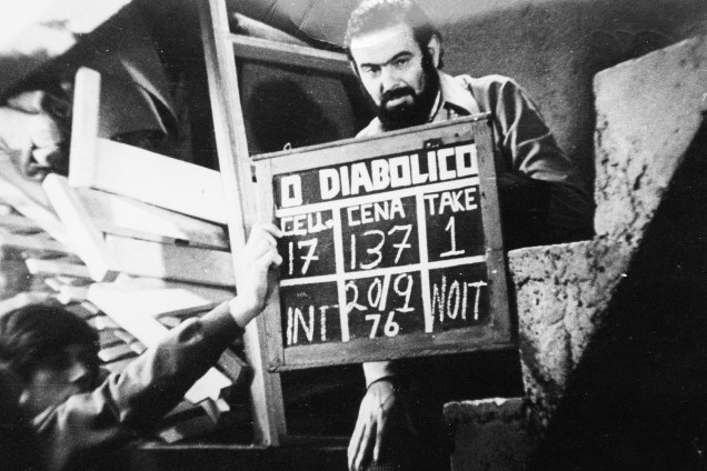 José Mojica Marins no set de filmagens de "O Diabólico Mundo do Zé do Caixão", de sua direção - (1976)