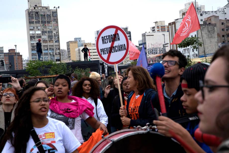 Durante a Greve Geral, manifestantes protestaram contra as reformas da previdência e trabalhista do governo Michel Temer, no Largo da Batata em São Paulo, SP - 28/04/2017