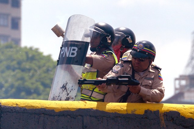 Polícia em confronto com manifestantes durante protesto contra o governo de Nicolás Maduro em Caracas, Venezuela - 06/04/2017