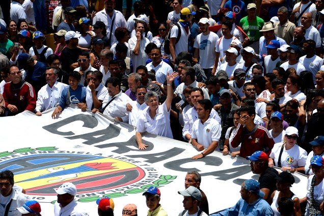 Opositor do governo e presidente da Assembleia Nacional da Venezuela, Henry Ramos Allup, durante manifestação em Caracas, Venezuela, contra o governo de Nicolás Maduro - 06/04/2017