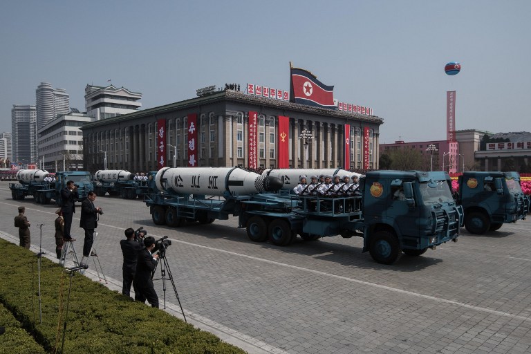 Coreia do Norte exibe mísseis ICBM em parada militar
